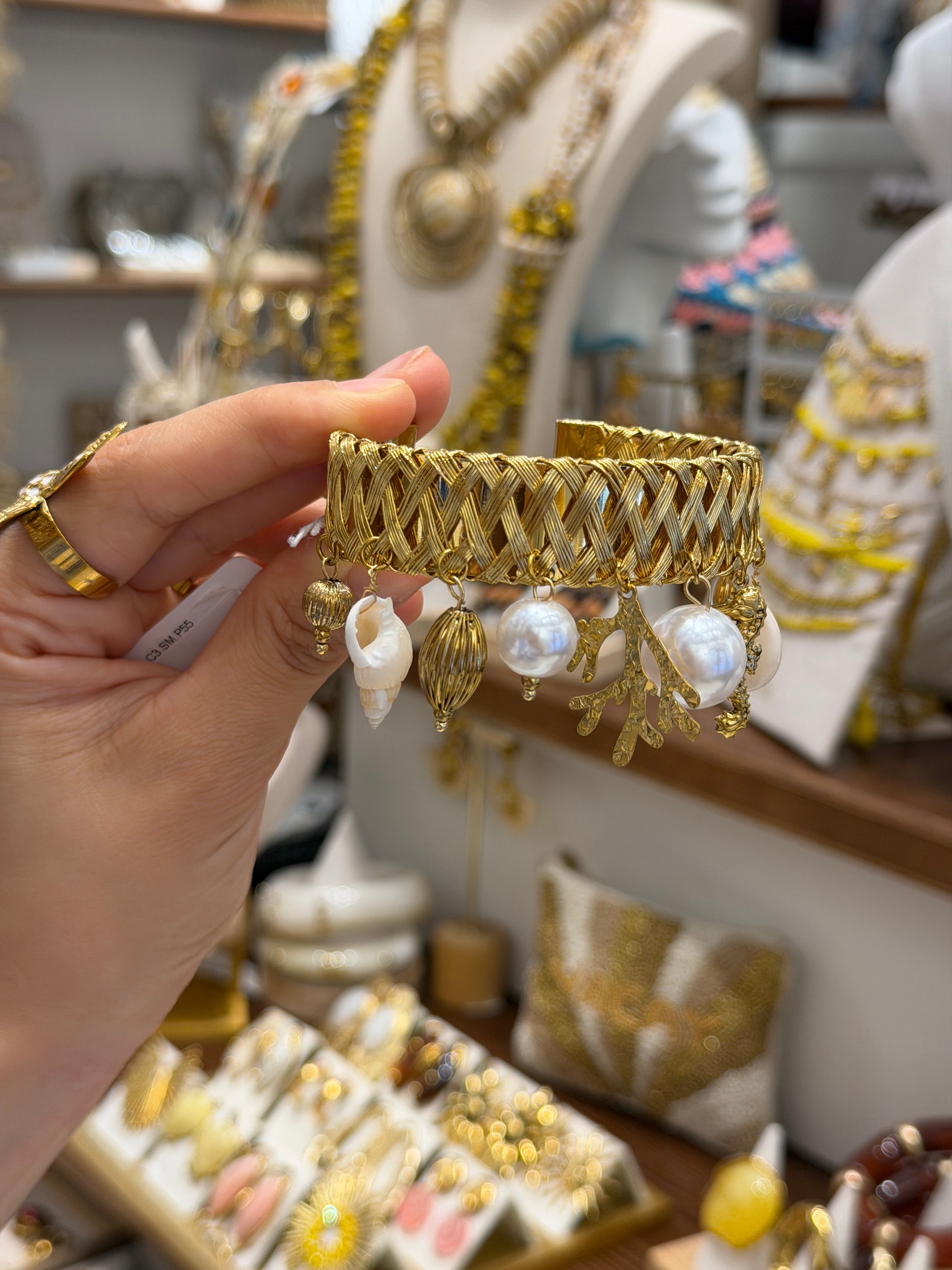 Bracelet Manchette Dorée Perles et Breloques Marines