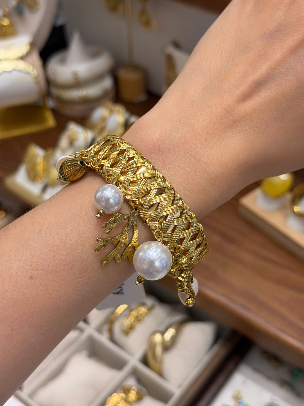 Bracelet Manchette Dorée Perles et Breloques Marines
