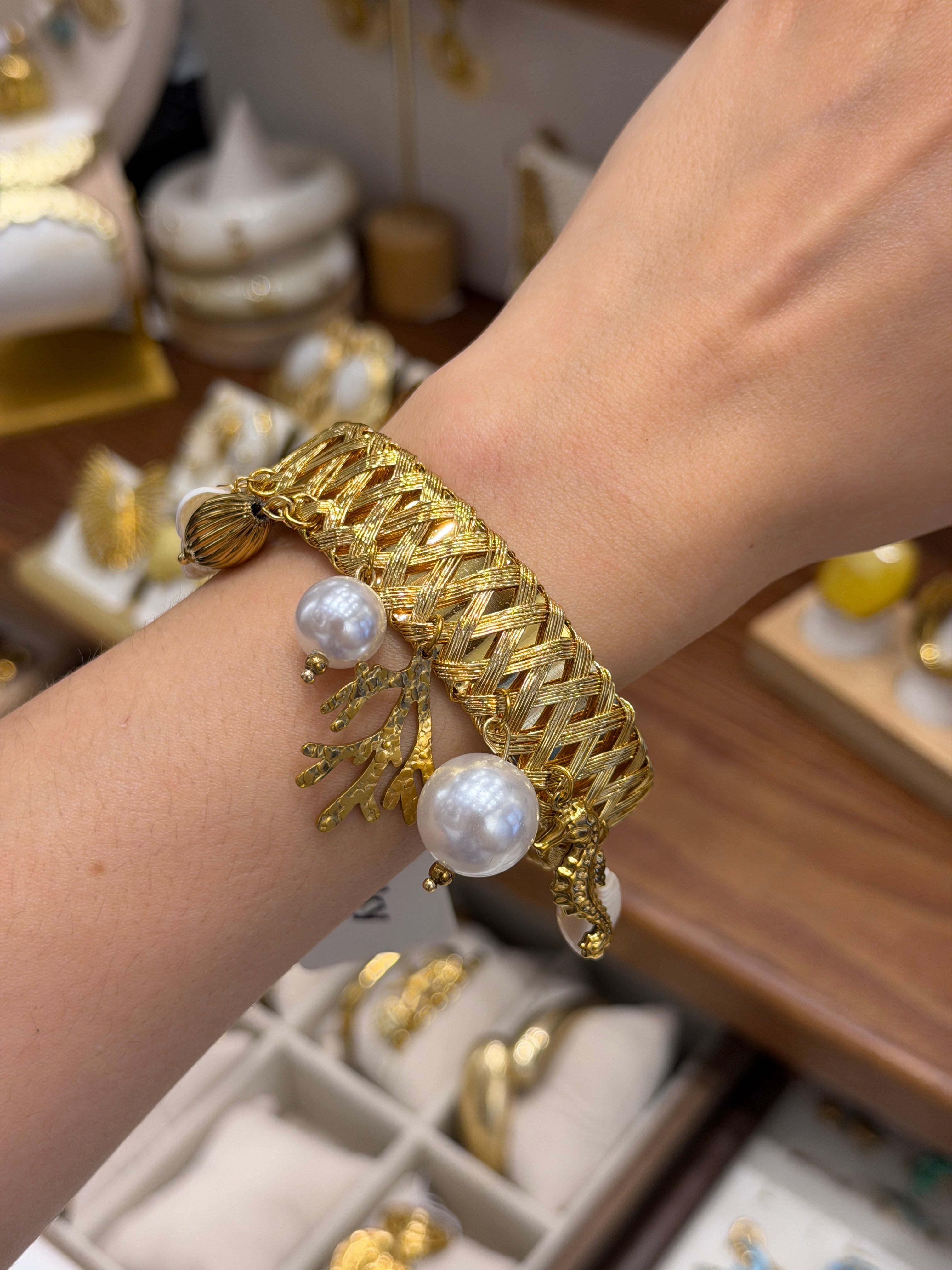 Bracelet Manchette Dorée Perles et Breloques Marines
