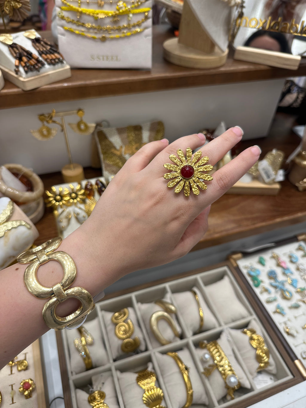 Bague Fleur Dorée & Pierre Rouge