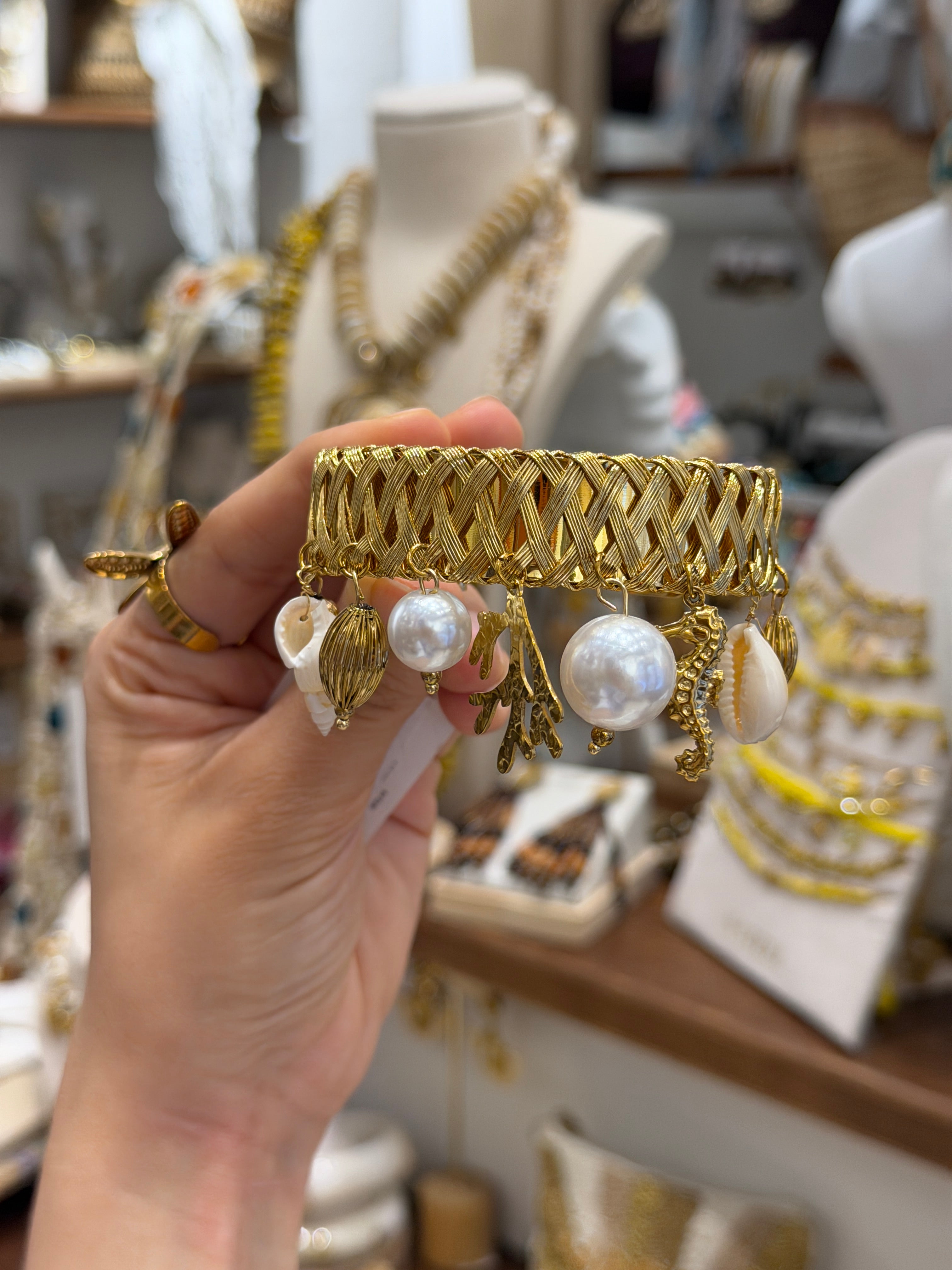 Bracelet Manchette Dorée Perles et Breloques Marines