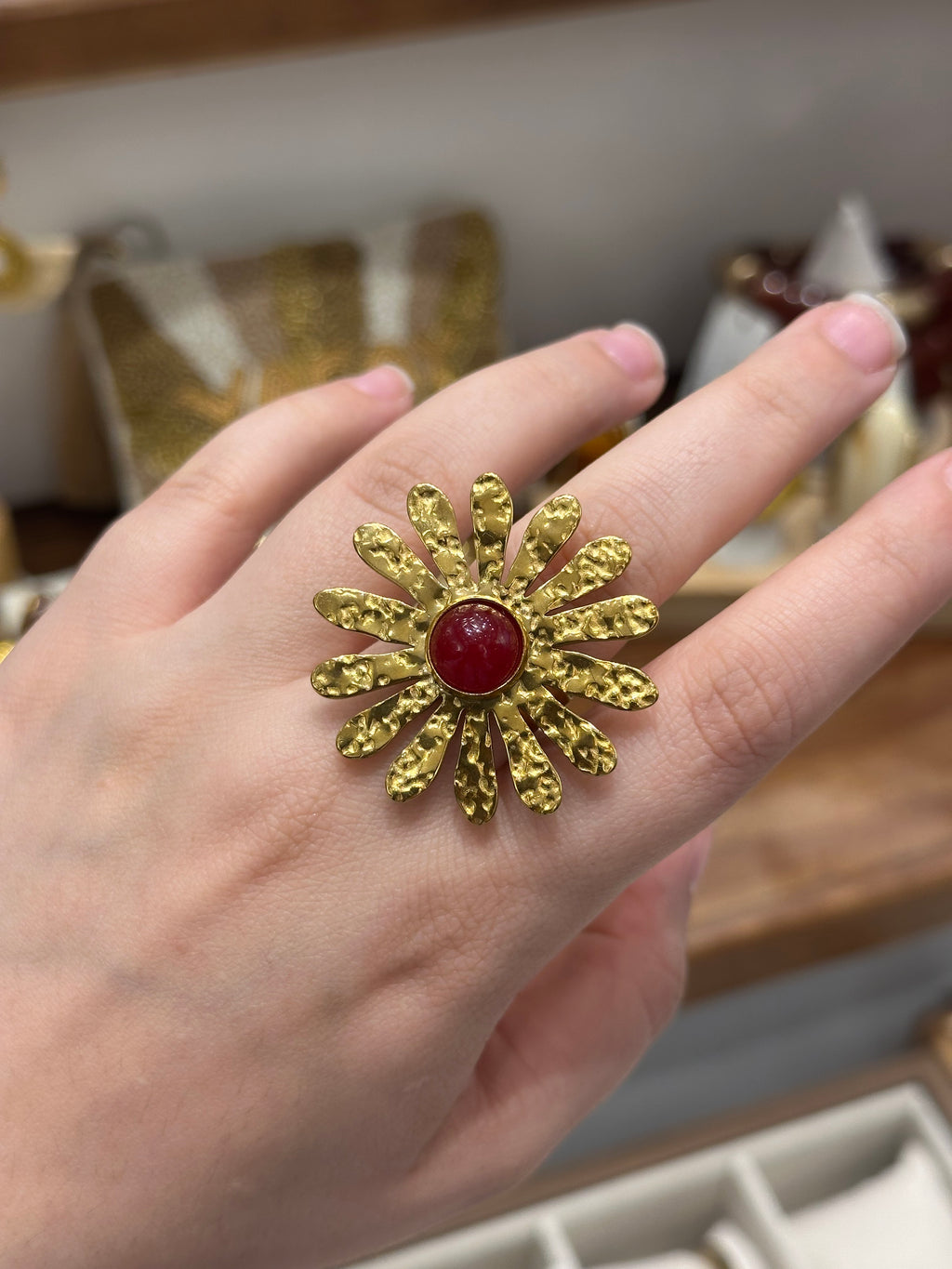 Bague Fleur Dorée & Pierre Rouge
