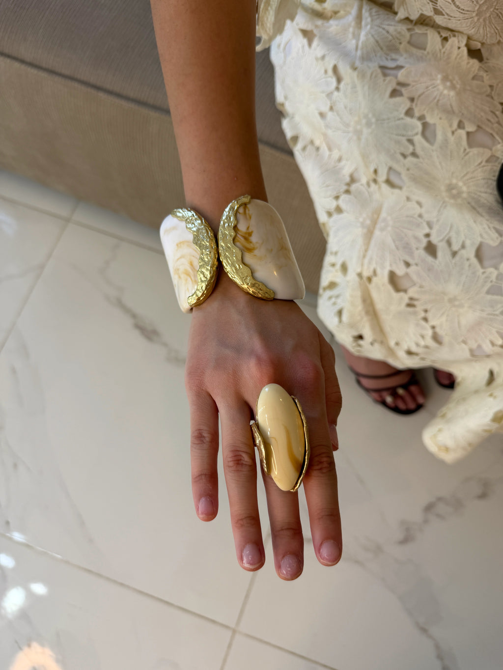 Bague en résine marbrée ivoire et métal doré