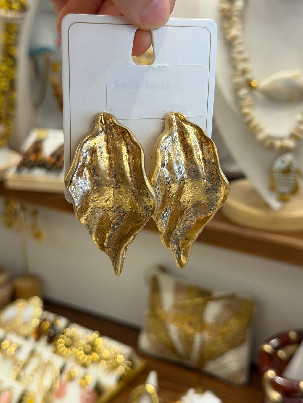 Boucles d’Oreilles Feuille Dorée Sculptée