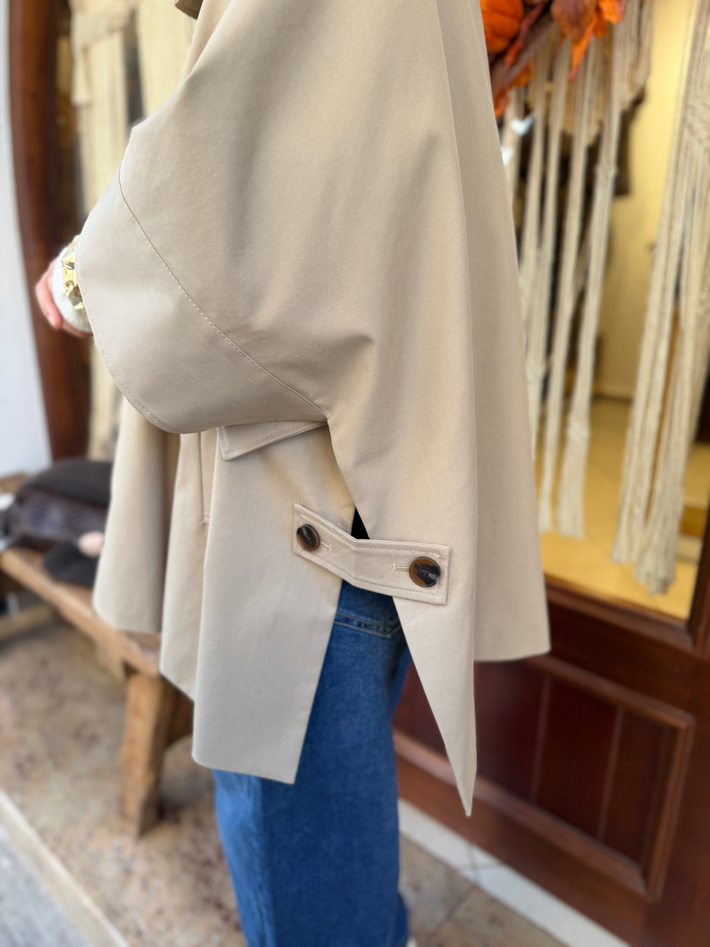 Trench-coat mi long coupe cape