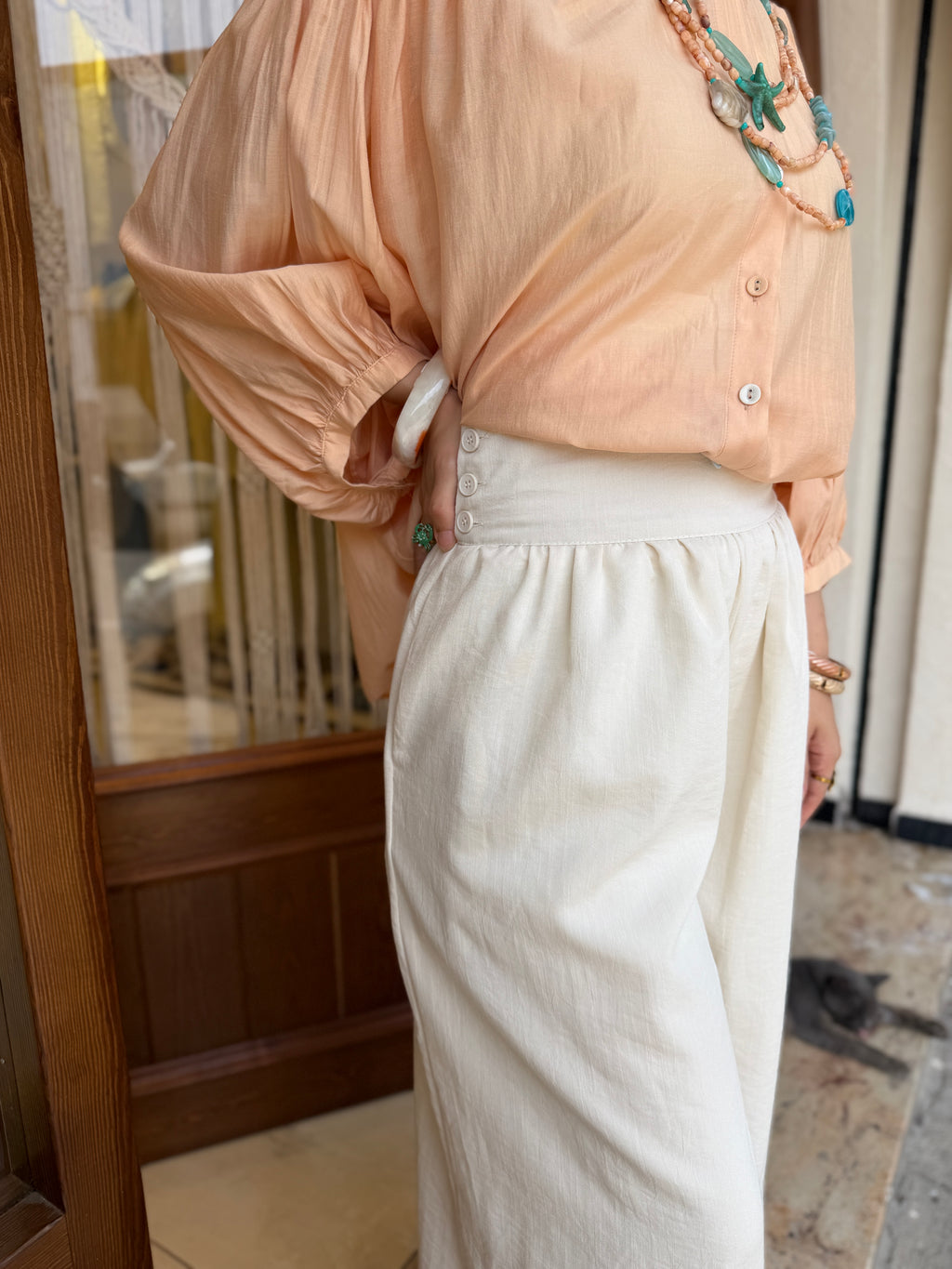 Pantalon fluide taille haute boutonné sur le côté