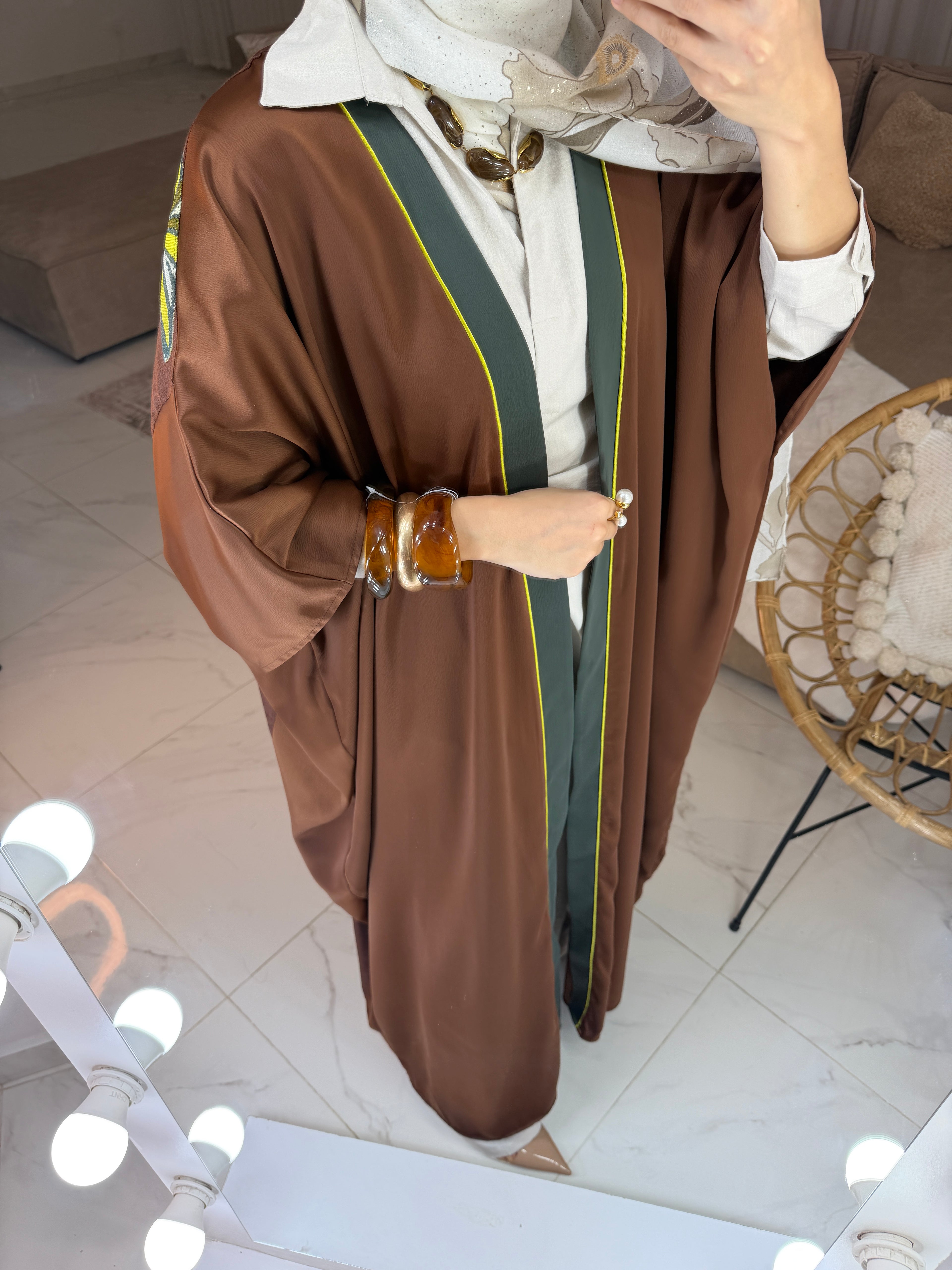 Abaya en satin dos broderie
