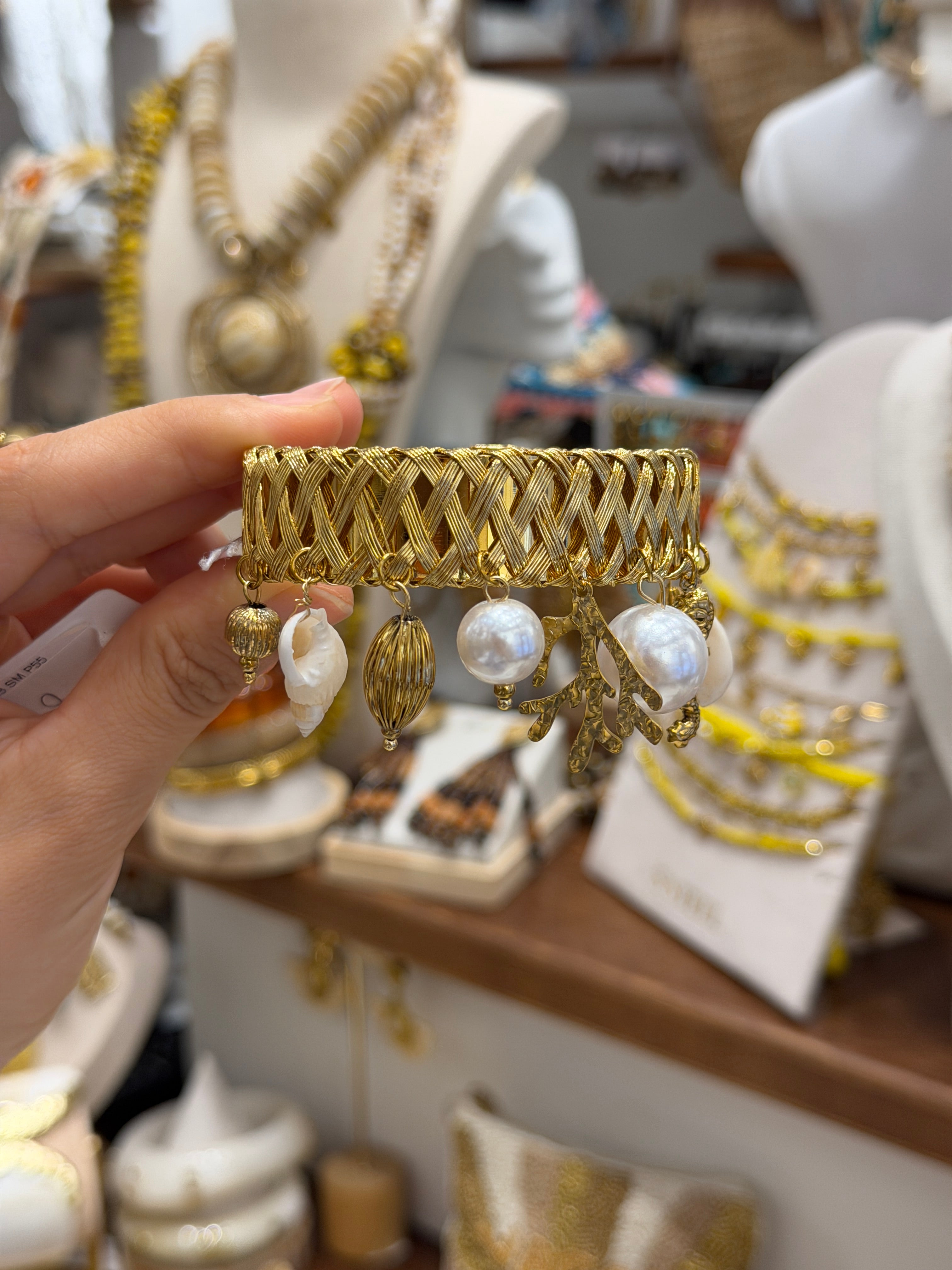 Bracelet Manchette Dorée Perles et Breloques Marines