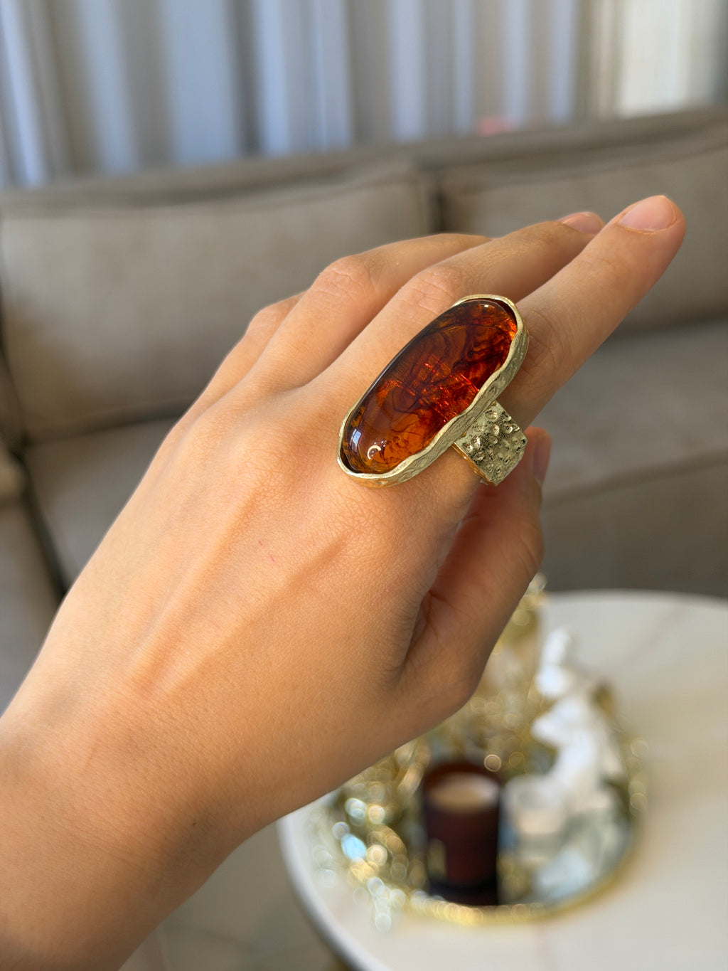 Bague en résine ambre et en métal doré