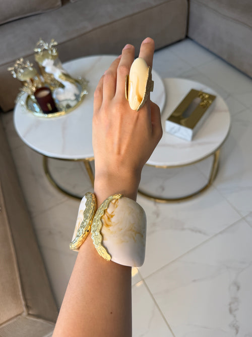 Bague en résine marbrée ivoire et métal doré