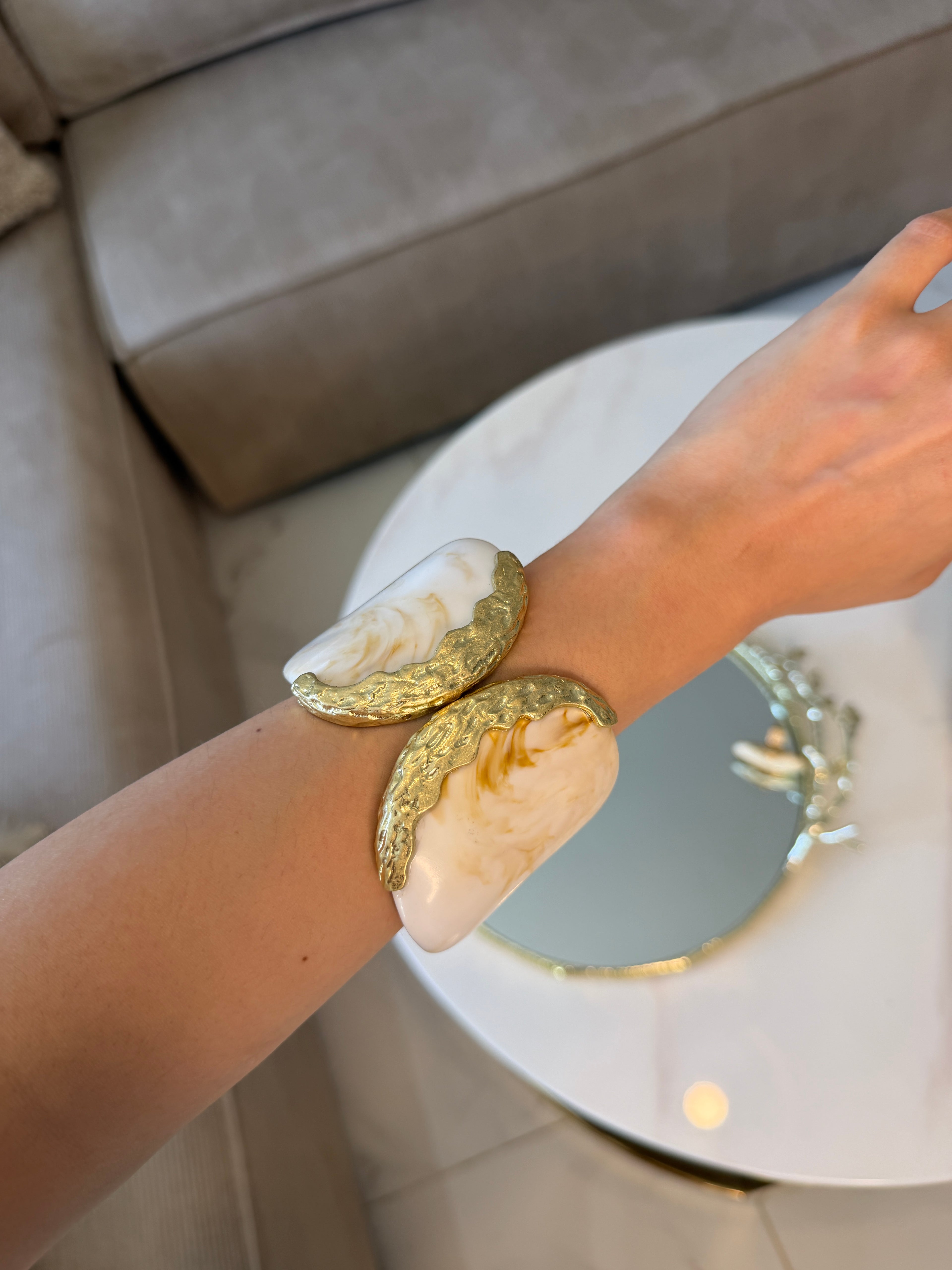 Bracelet manchette en résine marbrée et métal doré