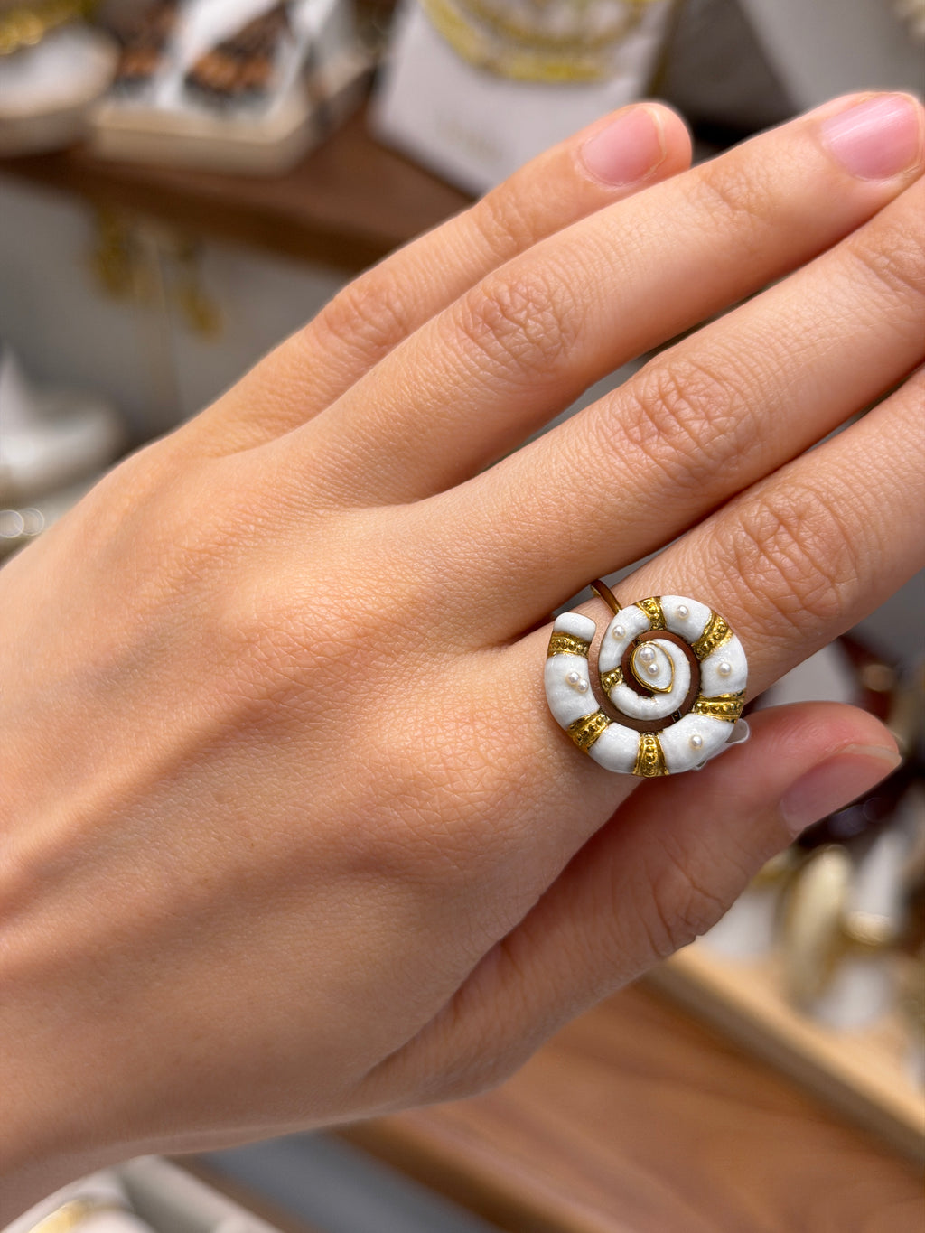 Bague Spirale Coquillage Blanche et Dorée