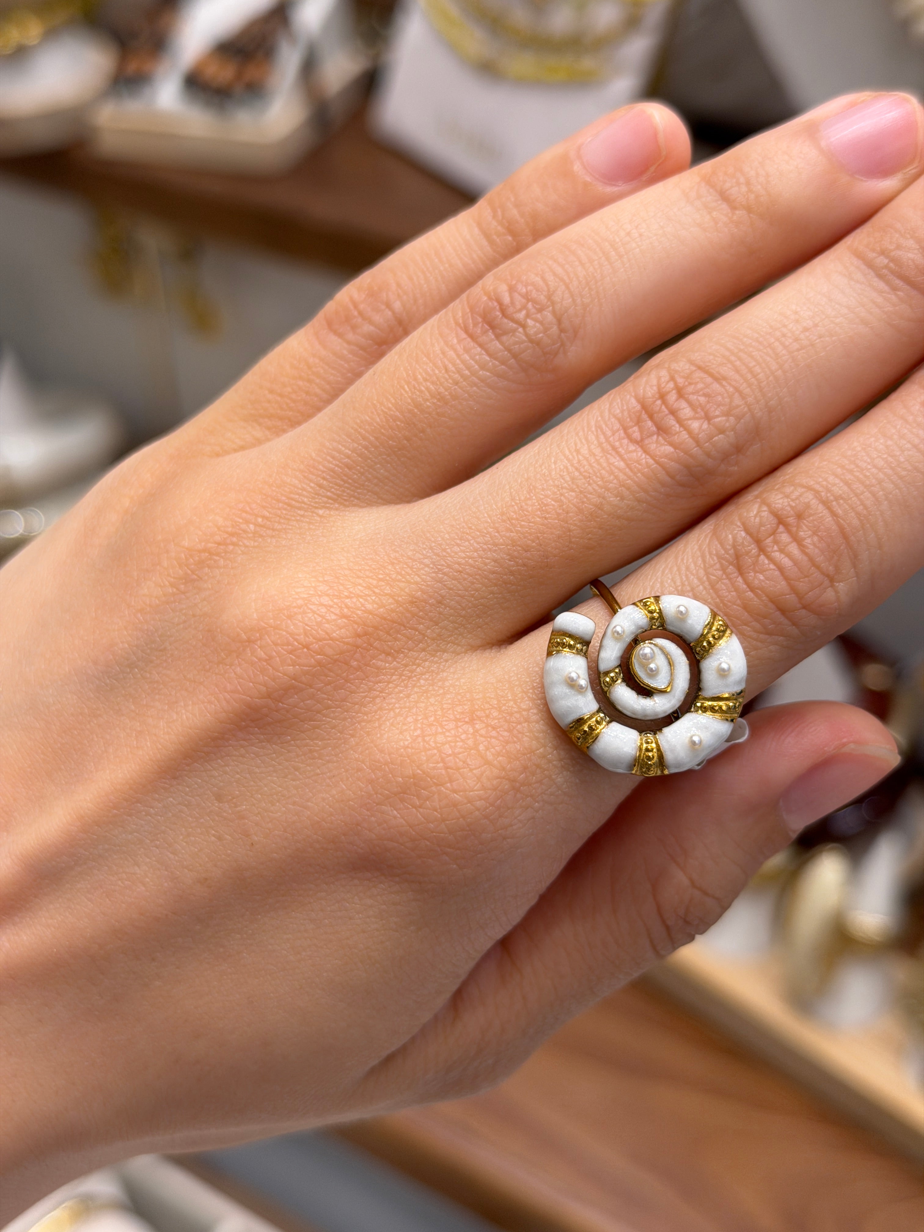 Bague Spirale Coquillage Blanche et Dorée